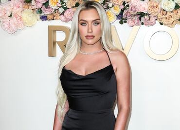 Anastasia Karinikolaou posa en diminuto bikini rosa y "enciende" paraíso caribeño