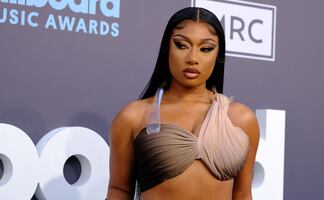Megan Thee Stallion luce bikini metálico inspirado en las Kardashians en impresionante sesión