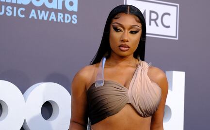 Megan Thee Stallion luce bikini metálico inspirado en las Kardashians en impresionante sesión