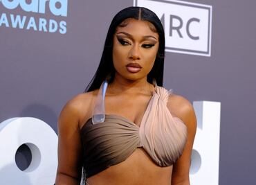 Megan Thee Stallion luce bikini metálico inspirado en las Kardashians en impresionante sesión