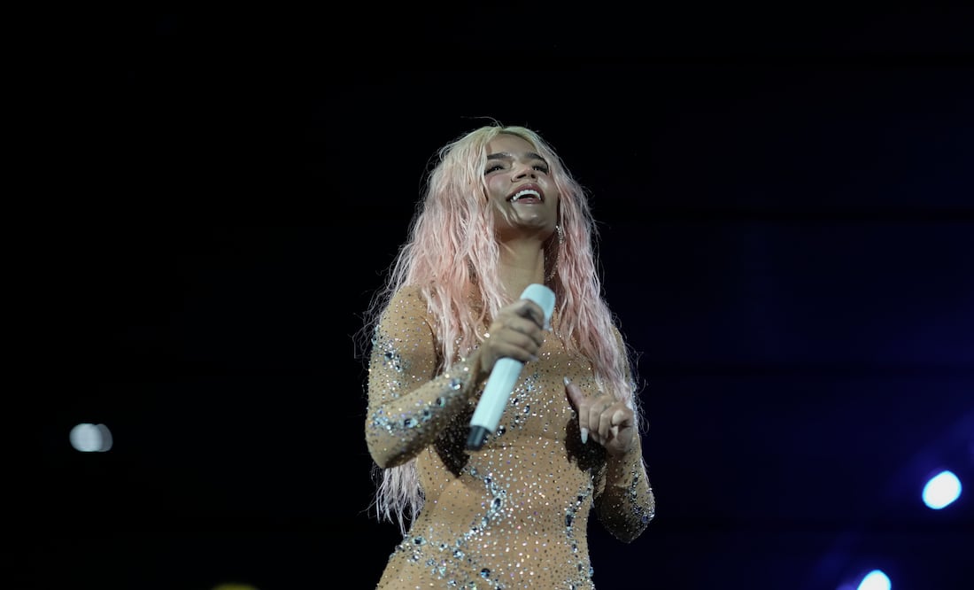 Karol G se luce más mexicana que nunca; así fueron los looks de ‘La Bichota’ en el Estadio Azteca. Foto: AP/Eduardo Verdugo