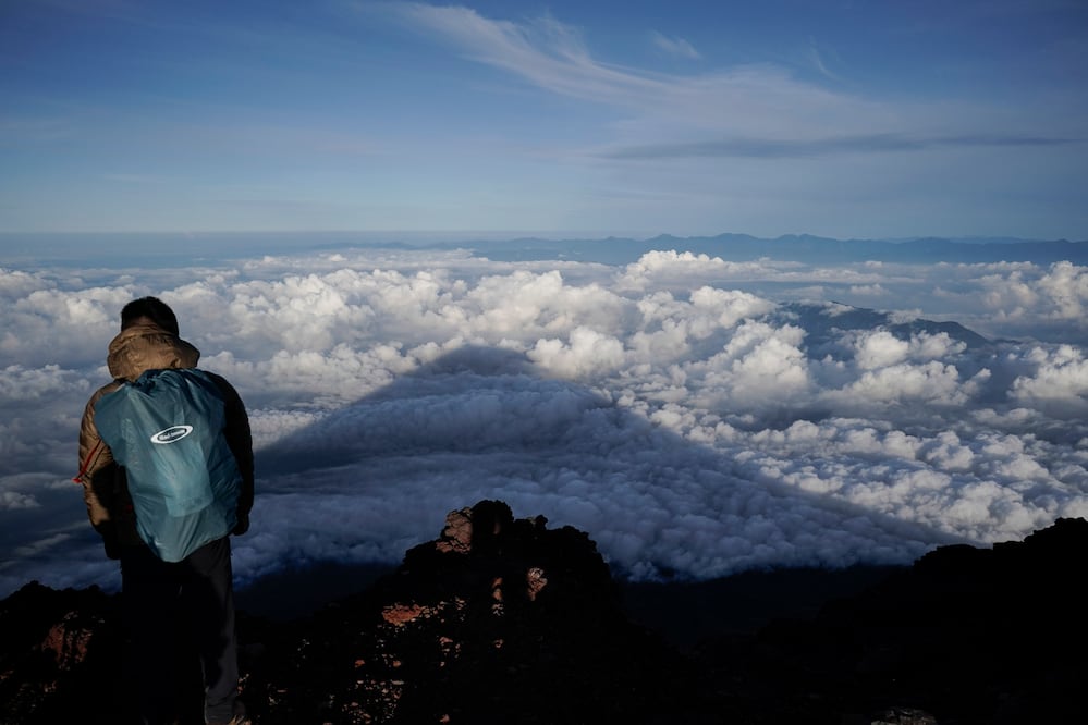 ¿Quieres escalar el Monte Fuji? Ahora tendrás que reservar y pagar cuota. Precio y requisitos. (AP Foto/Jae C. Hong, Archivo)