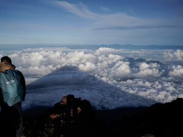 Rescatan dos veces a estudiante chino en Monte Fuji: olvidó su celular y volvió por él