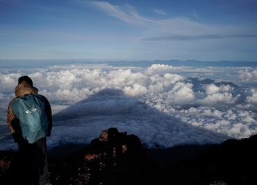 Rescatan dos veces a estudiante chino en Monte Fuji: olvidó su celular y volvió por él
