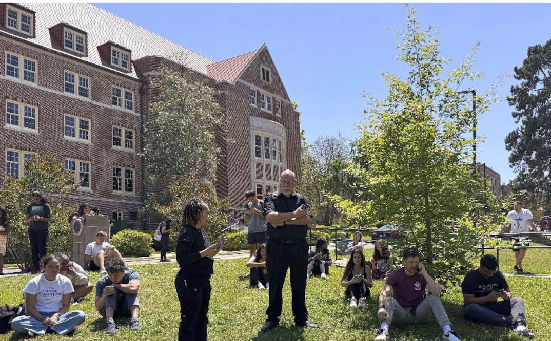 Tiroteo en Universidad Estatal de Florida deja al menos 6 heridos; hay un detenido. VIDEOS  (AP foto/Kate Payne)