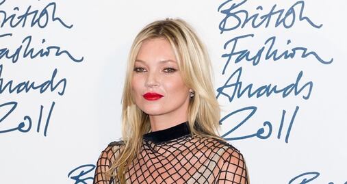Kate Moss irradia belleza con look braless en Londres