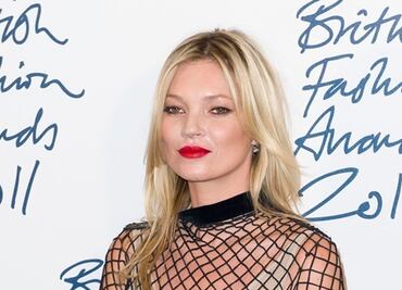 Kate Moss irradia belleza con look braless en Londres