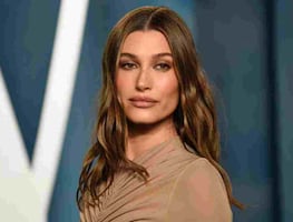 Hailey Bieber se adelanta al verano con un microbikini de temporada en la playa