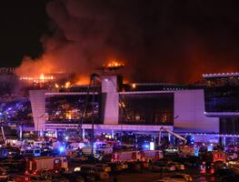 Suman 40 muertos y 100 heridos por tiroteo y explosión en sala de conciertos a las afueras de Moscú