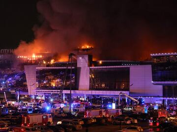 Suman 40 muertos y 100 heridos por tiroteo y explosión en sala de conciertos a las afueras de Moscú