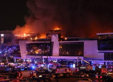Suman 40 muertos y 100 heridos por tiroteo y explosión en sala de conciertos a las afueras de Moscú
