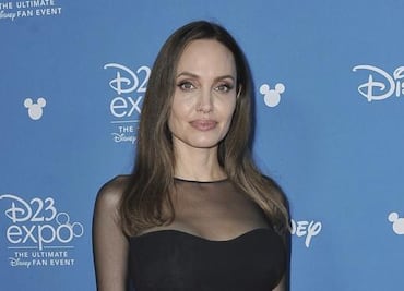 Angelina Jolie deslumbra con vestido de raja en California