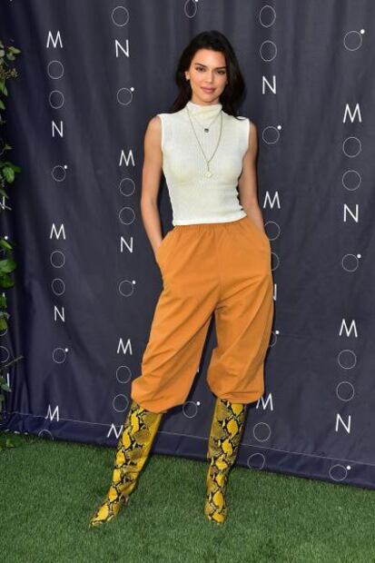 Kendall Jenner impone tendencia con blusa traslúcida en LA 