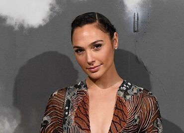 Gal Gadot cautiva con vestido de escote profundo en París