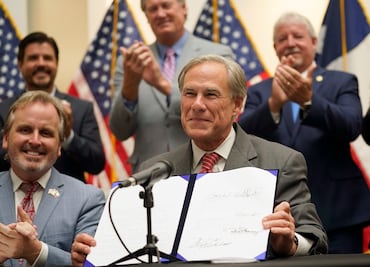 Gobernador de Texas firma controvertida ley de acceso al voto