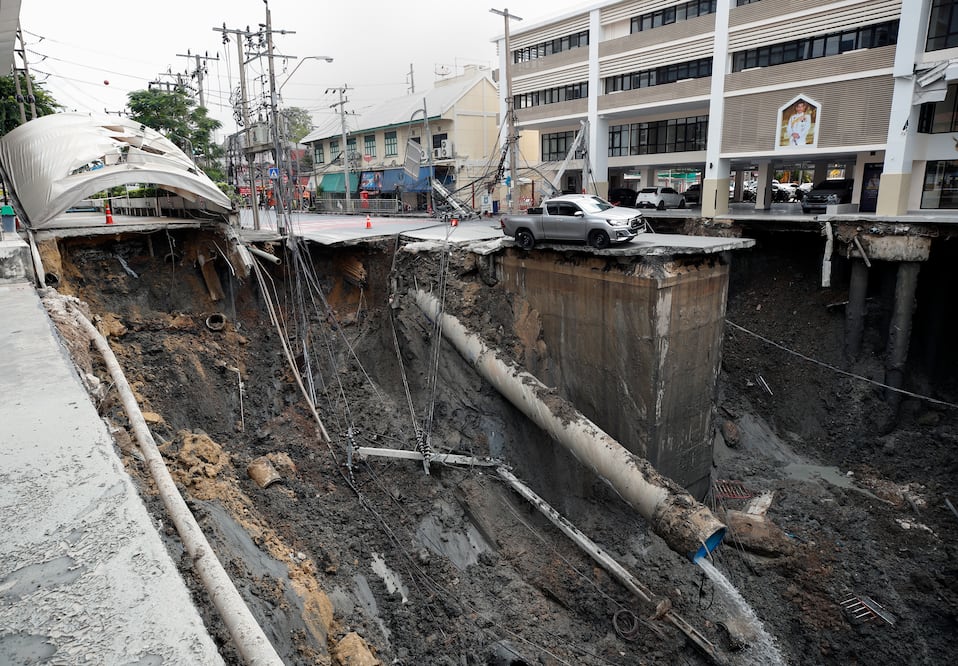 Gigantesco socavón en Bangkok obliga a evacuar hospital y suspende servicios médicos. Foto: EFE