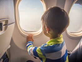 Una aerolínea de EU coloca en un vuelo equivocado a un niño de 6 años que viajaba solo