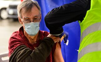 Aplicarse vacunas contra influenza y covid-19 es seguro: CDC