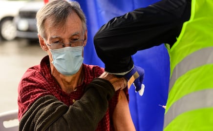 Aplicarse vacunas contra influenza y covid-19 es seguro: CDC