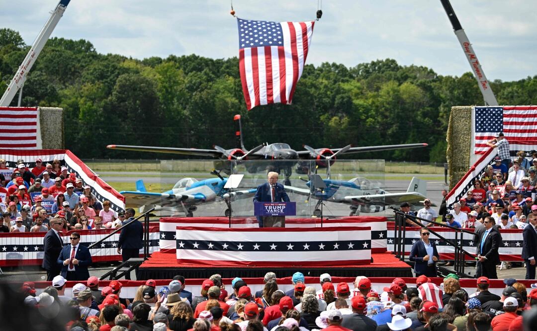 Trump aparece detrás de cristal antibalas en su primer evento al aire libre desde atentado. Foto: AFP