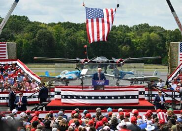 Trump aparece detrás de cristal antibalas en su primer evento al aire libre desde atentado