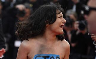 Activista irrumpe el Festival de Cannes para protestar por Ucrania 