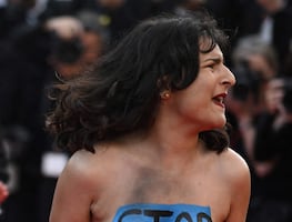 Activista irrumpe el Festival de Cannes para protestar por Ucrania