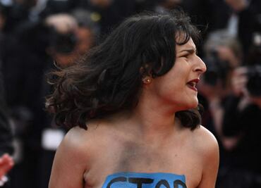Activista irrumpe el Festival de Cannes para protestar por Ucrania