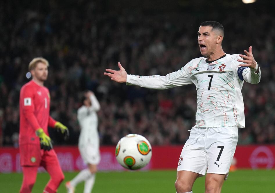 Mbappé mete doblete y lleva a Francia al Mundial 2026; Cristiano es expulsado y Portugal se complica. (Niall Carson/PA via AP)