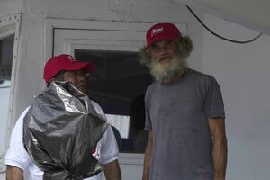 Náufrago australiano y su perra rescatados tras meses a la deriva llegan a puerto mexicano