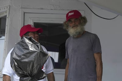 Náufrago australiano y su perra rescatados tras meses a la deriva llegan a puerto mexicano