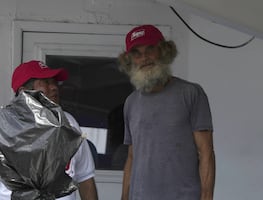 Náufrago australiano y su perra rescatados tras meses a la deriva llegan a puerto mexicano