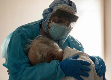 La foto de un médico abrazando a un enfermo de Covid que se hizo viral