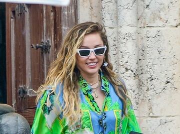 Miley Cyrus se luce con micro short en Miami