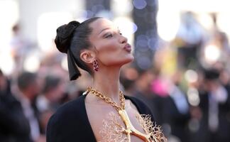 Bella Hadid se luce con lujosa lencería durante sesión fotográfica
