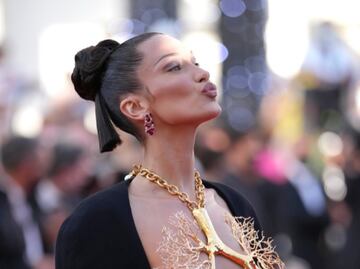 Bella Hadid se luce con lujosa lencería durante sesión fotográfica