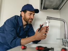 Consulado de Estados Unidos ofrece trabajo a plomeros que hablen español; paga $275,118 pesos anuales