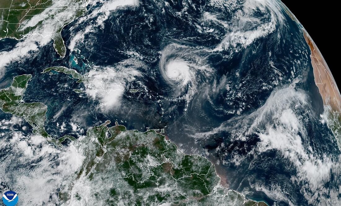 Huracán Humberto se fortalece a categoría 3 y amenaza Caribe y sureste de Estados Unidos. EFE/NOAA-NHC