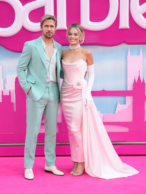 Margot Robbie conquista Londres con icónico vestido de Barbie de la década de los 60. Foto: AP