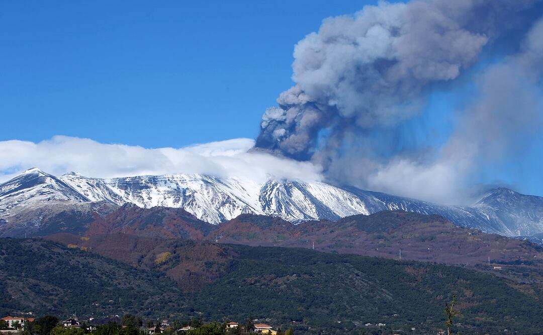 El monte Etna, el volcán más activo de Europa, volvió a hacer erupción. Foto AP/Carmelo Imbesi