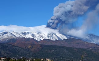 Volcán 'Etna', uno de los más activos del mundo, entra en erupción