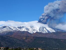 Volcán 'Etna', uno de los más activos del mundo, entra en erupción
