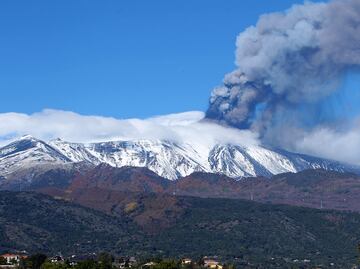Volcán 'Etna', uno de los más activos del mundo, entra en erupción