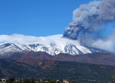 Volcán 'Etna', uno de los más activos del mundo, entra en erupción
