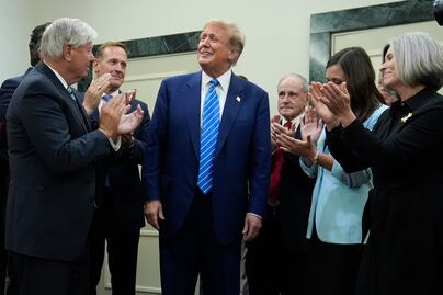 Trump visita el Congreso por primera vez desde el asalto del 6 de enero de 2021