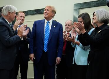 Trump visita el Congreso por primera vez desde el asalto del 6 de enero de 2021