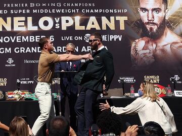 “No hables de mi mamá”; Canelo responde a Plant con golpes (video)