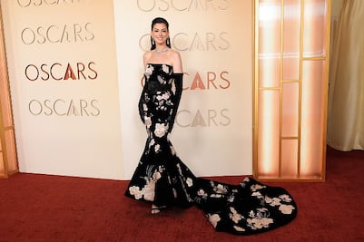 Anne Hathaway se lleva todas las miradas en los Oscars con vestido de impacto y lujo