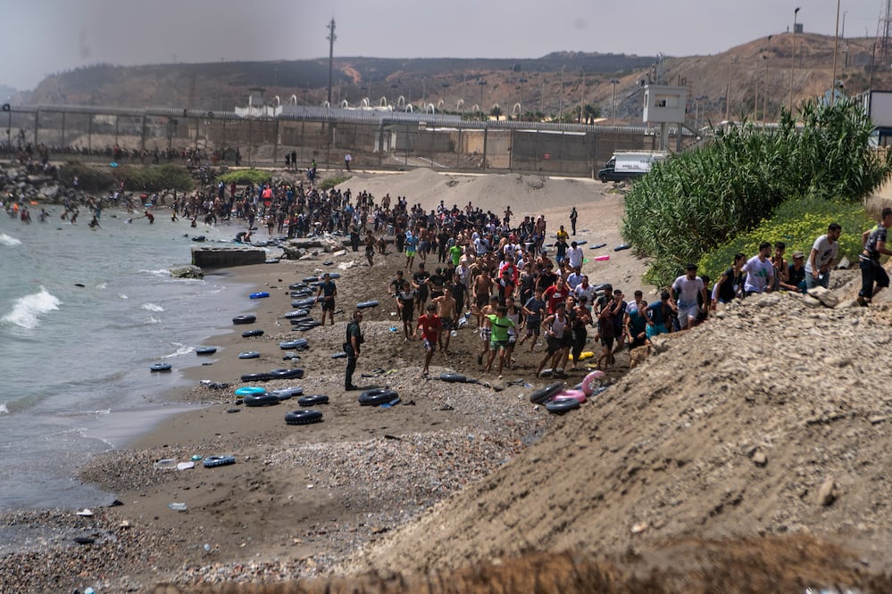 Caos en la frontera de España: miles de inmigrantes irrumpen desde Marruecos (AP Photo/Antonio Sempere)