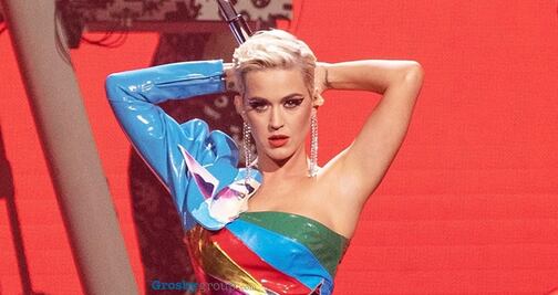 Katy Perry luce silueta con diminuto vestido multicolor